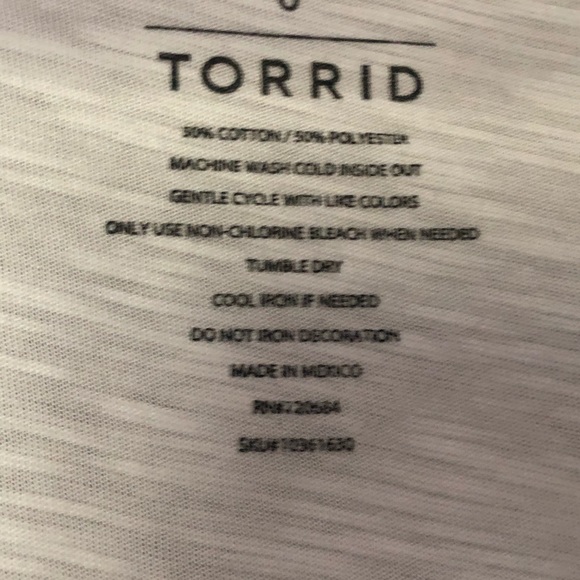 Torrid size 0 t shirt never worn - Picture 3 of 3